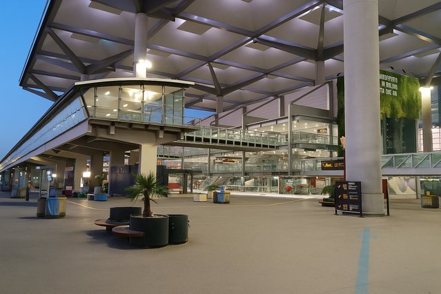 Pasillos del intercambiador de transportes del Aeropuerto de M&aacute;laga-Costa del Sol
