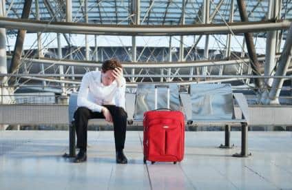 Pasajero con vuelo retrasado o cancelado